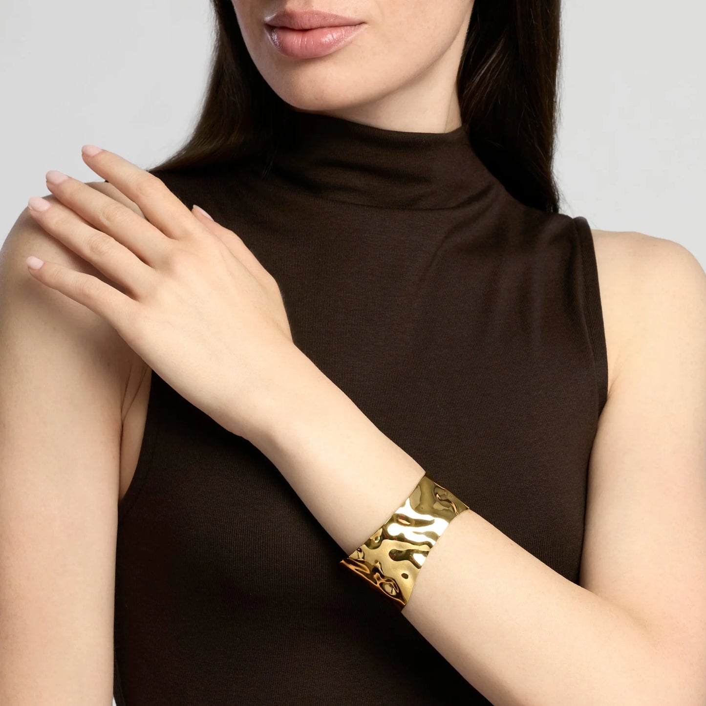 KIDULT - Bracciale bangle aperto in acciaio dorato martellato
