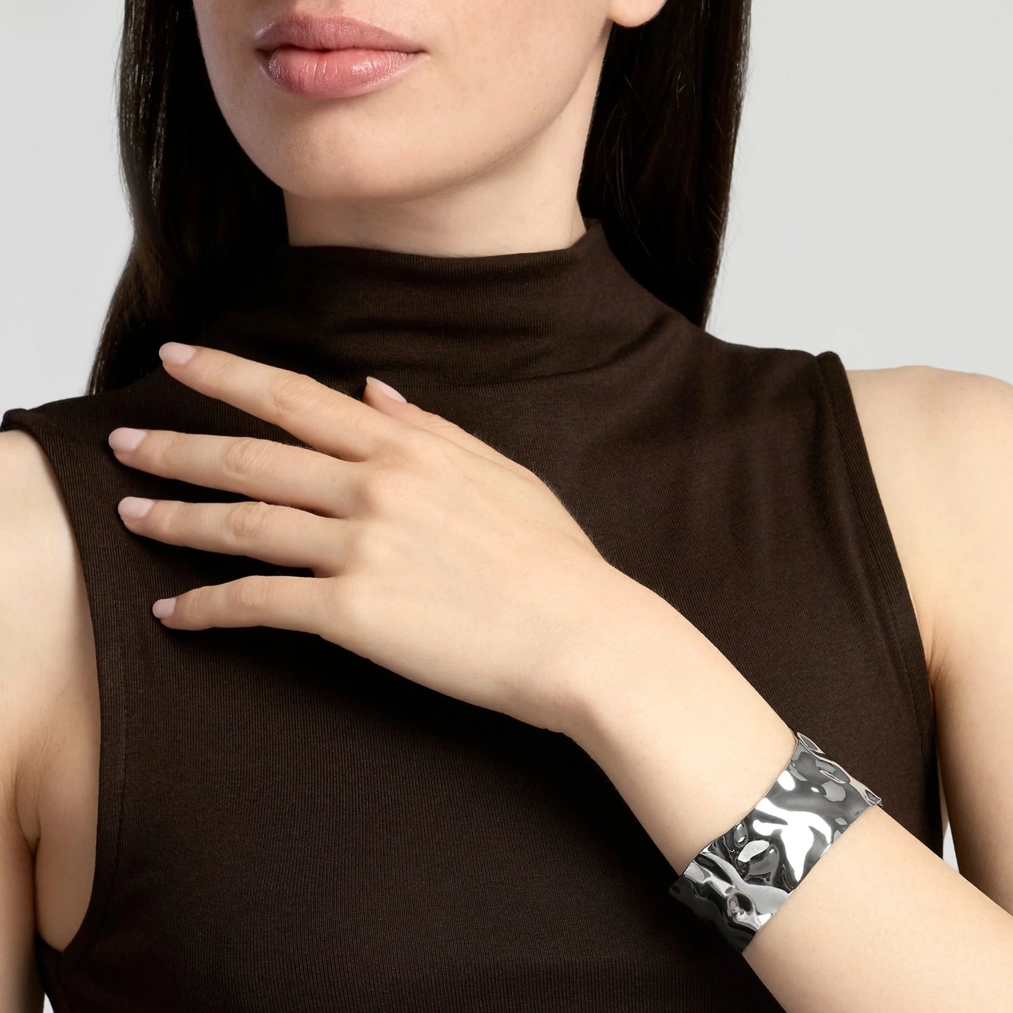 KIDULT - Bracciale bangle aperto in acciaio martellato
